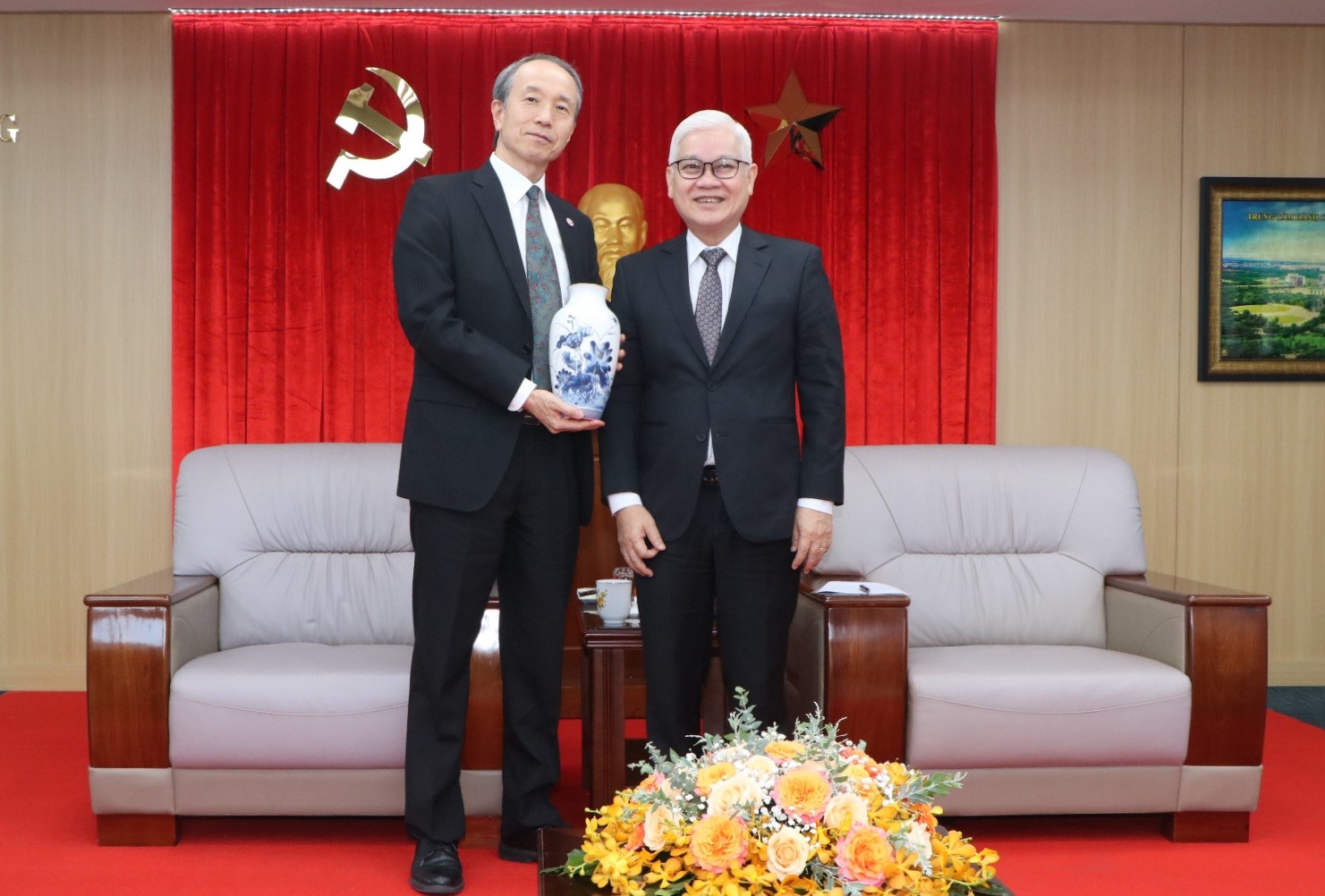 Bí thư Tỉnh ủy Nguyễn Văn Lợi trao tặng quà lưu niệm cho ông Ono Masuo.
